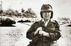 1989 год. В Афганистане Светлана Алексиевич хоть и снялась с автоматом, стрелять не умеет