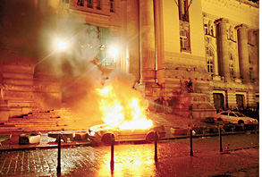 Первая ночь будапештского бунта: автомобили догорают у здания телецентра