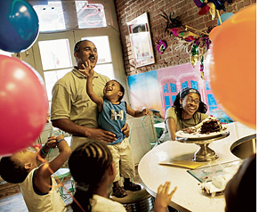 Семья Дугласов празднует день рождения своего младшего сына Гая в одном из кафе Нового Орлеана