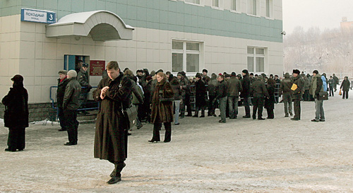 8.30. Очередь за углом простирается еще на десять метров. Мороз - 25 градусов