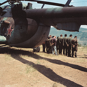 Очередная попытка обмена: пленные грузинские солдаты перед посадкой в российский вертолет