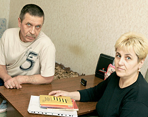 Елена и Александр Саврасовы, чтобы выучить дочь, живут в однушке вместе с родственниками