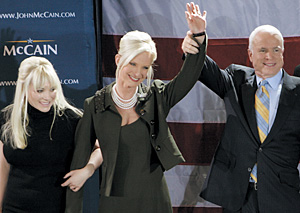 У Маккейна семеро детей. В избирательной кампании наиболее активна дочь Меган (на фото слева)