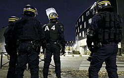 В неспокойные пригороды Парижа высылаются специальные отряды полиции