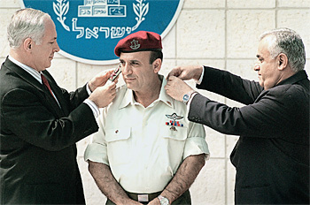 Шауль Мофаз получил погоны генерал-лейтенанта из рук своего возможного соперника на выборах—Нетаньяху