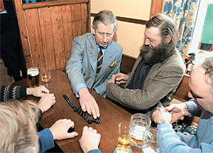 Сыграть в домино в пабе с местными фермерами и поднять бокал - самое принципиальное дело