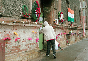 Цветы - память об убитом студенте из Индии