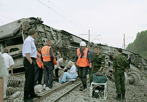 Мост состав проскочил по инерции и сошел с рельсов после переправы