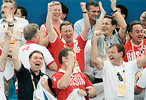 Российские руководители не отказали себе в радости побывать на Олимпиаде. В центре—вице-премьеры С. Иванов и А. Жуков