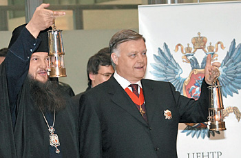 Владимир Якунин (справа) уже несколько лет привозит Благодатный огонь в Россию