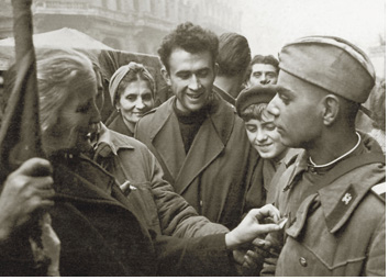 25 октября. Мирные демонстранты в Будапеште агитируют советского солдата
