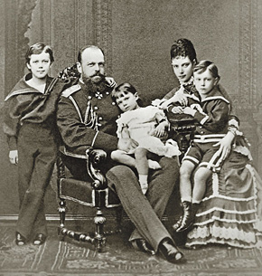 Император Александр III с супругой императрицей Марией Федоровной и детьми (слева направо): цесаревичем Николаем, великой княжной Ксенией и великим князем Георгием