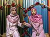 Сестры невесты фотографируются перед свадебной церемонией