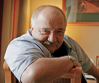 Меня даже дома, в семье критикуют. А уж если театральные критики или власть - что ж тут особенного?