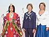 Искусство одевать 12-слойное кимоно постигали (слева направо) жена президента ЕС Мария Баррозо, жена премьер-министра Канады Лорен Харпер, жена премьер-министра Великобритании Сара Браун, первая леди США Лора Буш, жена президента РФ Светлана Медведева. Крайняя справа—Кёко Фукудо, супруга японского премьер-министра