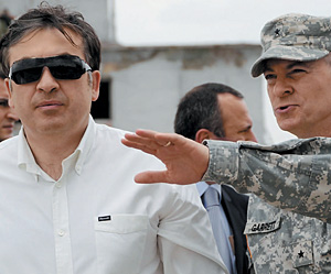 Грузинский президент и бригадный генерал США наблюдают за грузино-американскими военными учениями