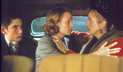 Один фильм - две звезды: Катрин Денев (справа) и Сандрин Боннер (слева) в картине «Восток - Запад»