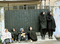 Женщины-шиитки у входа в дом