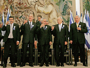 Разногласия - после тоста. Израильские лидеры отмечают начало сессии кнессета. Слева направо: экс-министр обороны Амир Перец, премьер Эхуд Ольмерт, экс-президент Моше Кацав, Шимон Перес и Биньямин Натаньяху