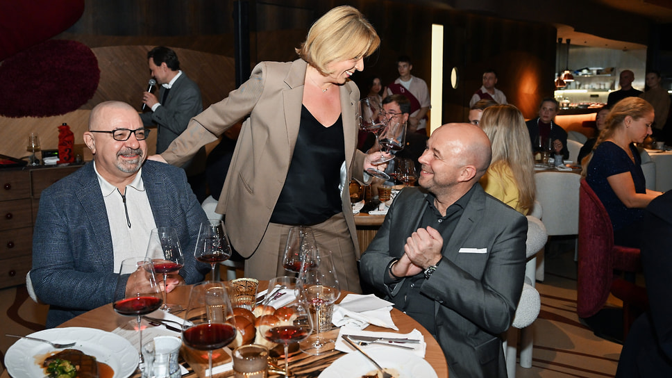 Соучредитель премии винных карт Russian Wine Awards, креативный продюсер Коммерсантъ.Сомелье Мария Гореславская (в центре), первый заместитель шеф-редактора «Коммерсанта» Владимир Лавицкий (справа) и Алексей Синельников, создатель и ведущий телеграмм-канала «Вино и Люди» (слева) на ужине 