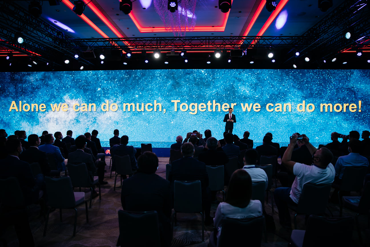 Президент Huawei в Евразии Эйден У во время выступления