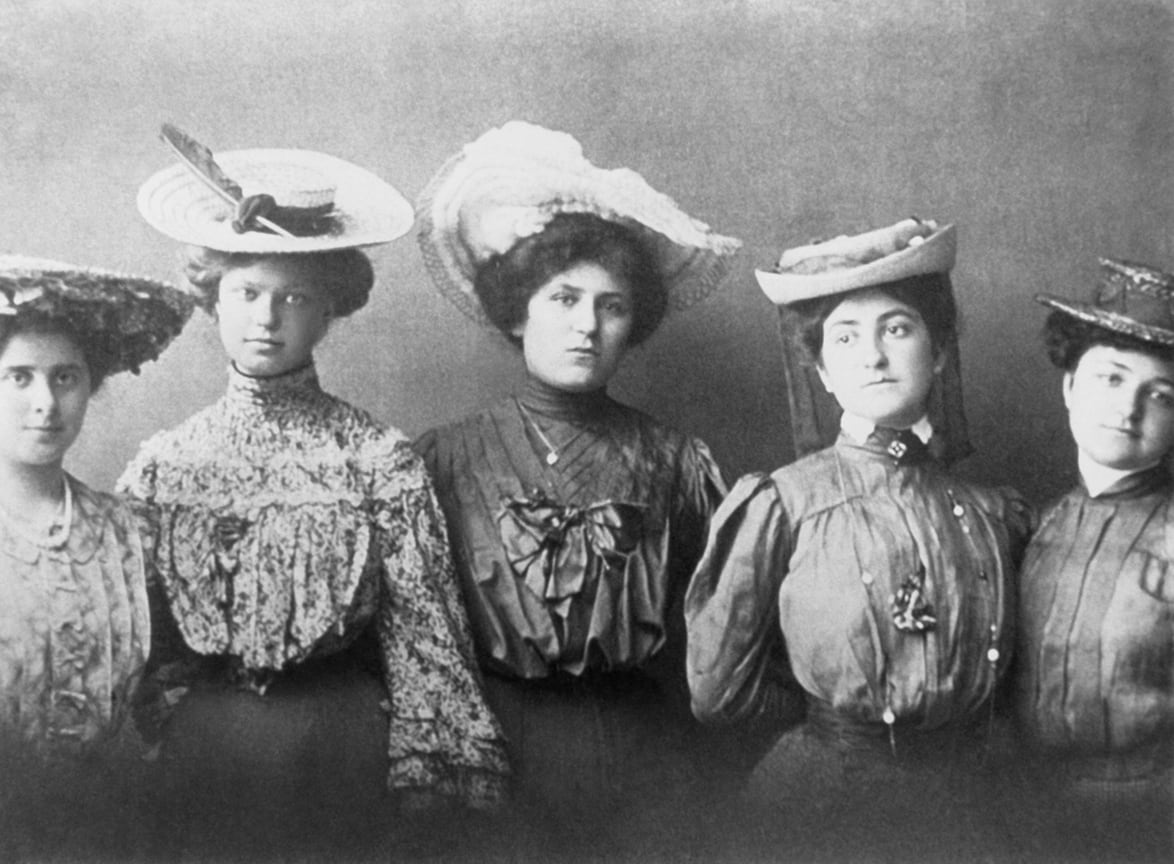 Надя Пайо (крайняя справа) с сестрами