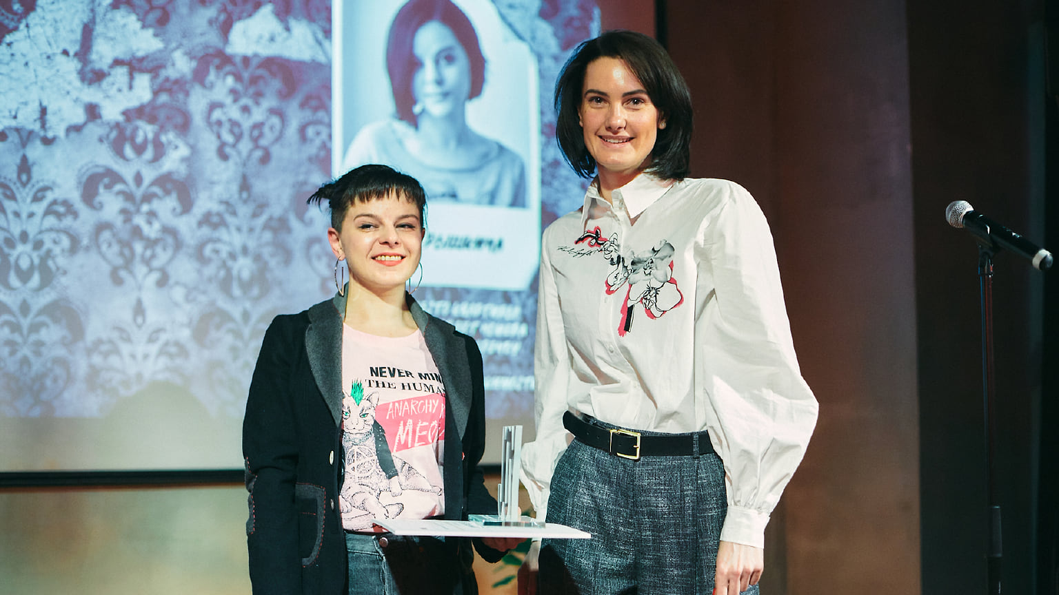 Юлия Рышкина, победитель номинации «Аналитический материал. Коммерческая недвижимость», и Татьяна Желанова, руководитель PR-отдела STONE HEDGE