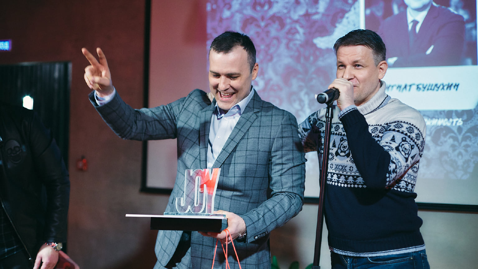 Главный редактор «РБК-Недвижимость» Игнат Бушухин, победитель номинации «Журналист года» и Александр Зильберт, директор по информационной политике и корпоративным коммуникациям «Группы ЛСР»