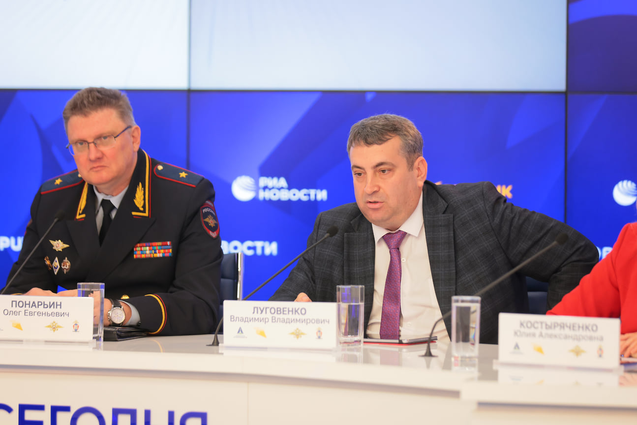 Заместитель начальника ГУОБДД МВД России генерал-майор полиции Олег Понарьин и замдиректора департамента государственной политики в области автомобильного и городского пассажирского транспорта Минтранса Владимир Луговенко на совместной пресс-конференции