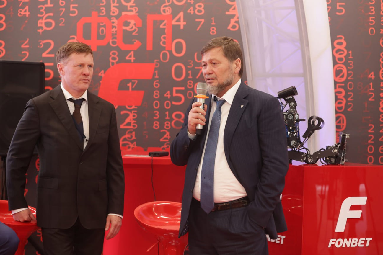 Слева направо: президент Российской федерации баскетбола Андрей Кириленко и генеральный директор FONBET Сергей Анохин