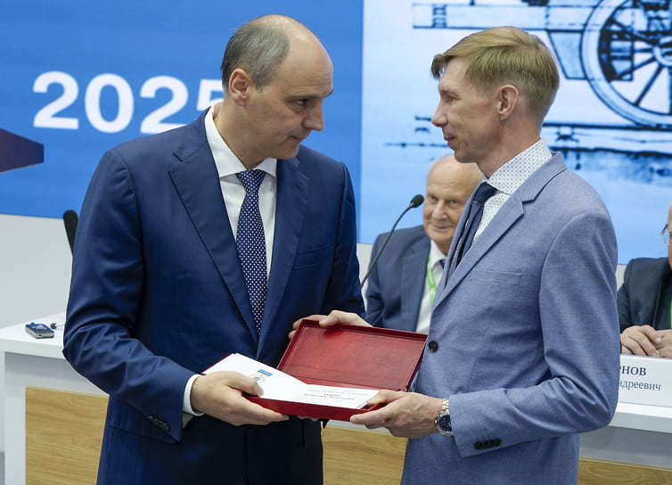 Врио губернатора Свердловской области Денис Паслер и ведущий технолог АО «Хромпик» Владимир Буков