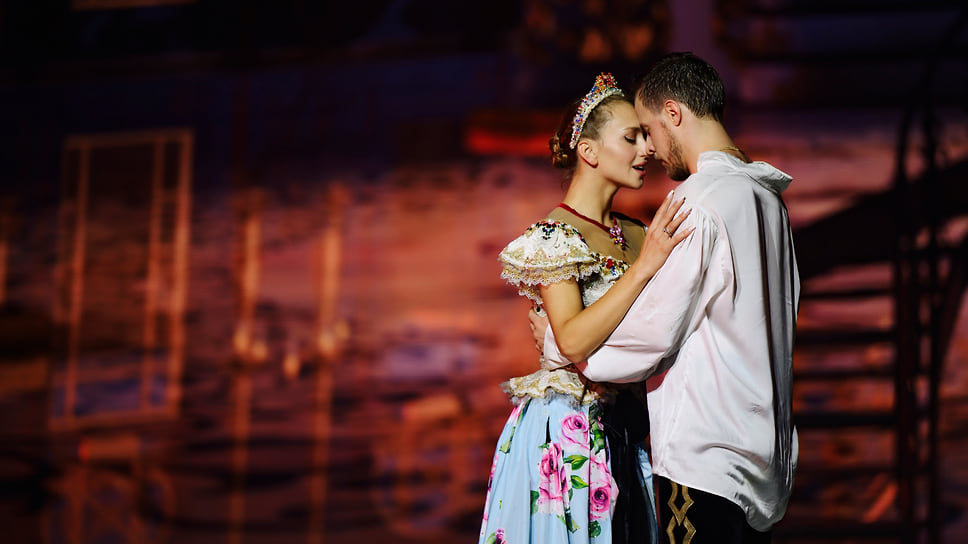 Виктория Синицина и Никита Кацалапов в шоу «Аленький цветочек»