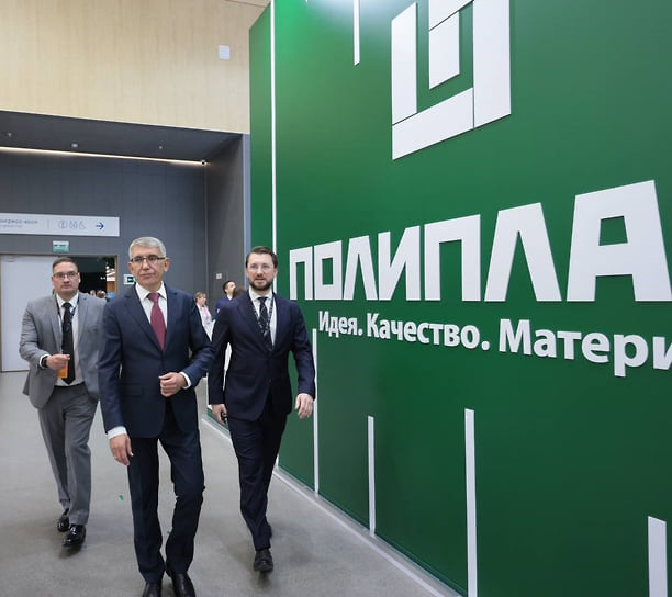 Губернатор Тульской области Дмитрий Миляев у стенда ГК «Полипласт»