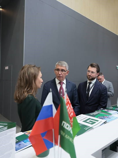Коммерческий директор ООО «Полипласт Новомосковск» Марьяна Никандрова и губернатор Тульской области Дмитрий Миляев у стенда ГК «Полипласт»