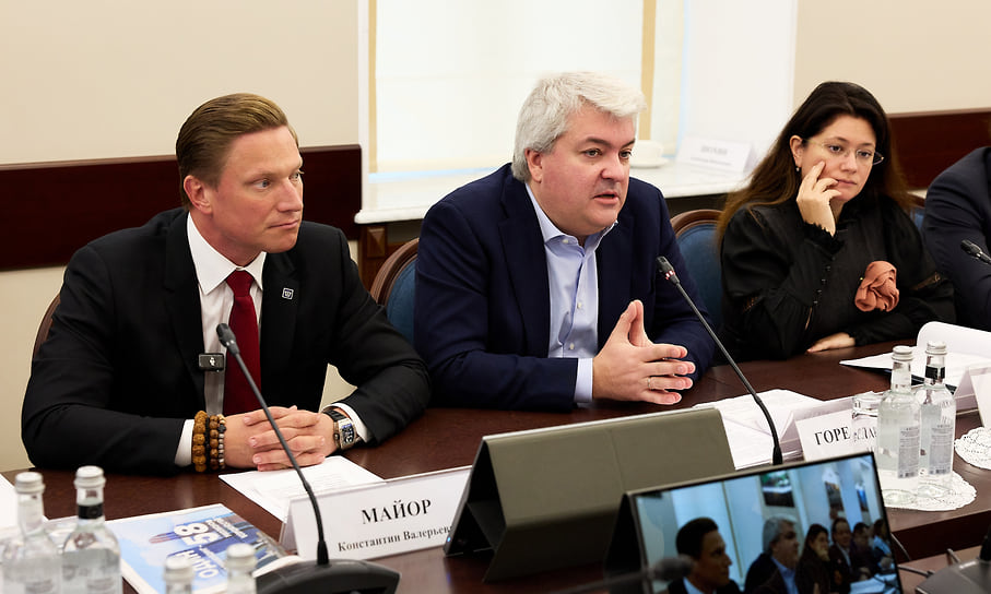 Генеральный директор медиахолдинга МАЕР Константин Майор (слева) и генеральный директор Института развития интернета Алексей Гореславский (в центре)