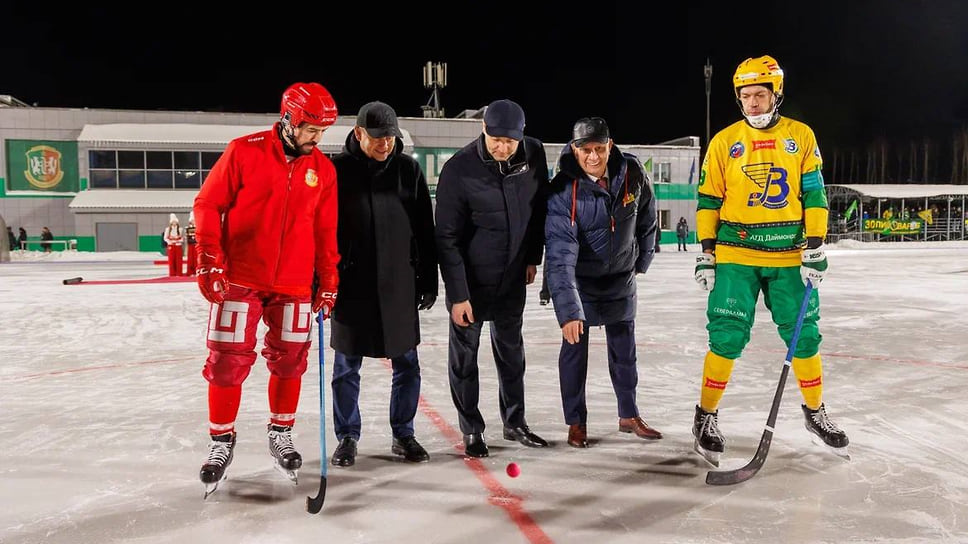 Слева-направо: директор по взаимодействию с органами исполнительной власти субъектов РФ и международными спортивными организациями Федерации хоккея с мячом России Сергей Мяус, губернатор Свердловской области Денис Паслер, председатель Совета директоров ГК «Полипласт» Александр Шамсутдинов 