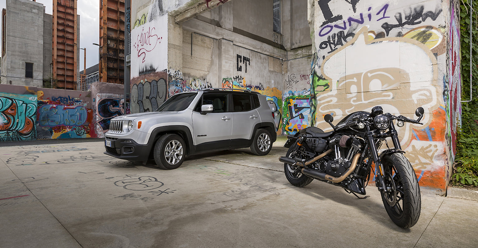 Jeep и Harley-Davidson уже несколько лет поддерживают сотрудничество, которое подтверждает позиционирование этих легендарных брендов в качестве традиционных символов настоящей Америки. Именно поэтому автомобили Jeep всегда являются частью главных массовых мероприятий Harley-Davidson, а владельцам мотоциклов предлагаются специальные условия и цены на покупку автомобилей Jeep. Все это стало возможным потому, что оба бренда исповедуют одинаковые ценности: свободу, приключения, страсть. 