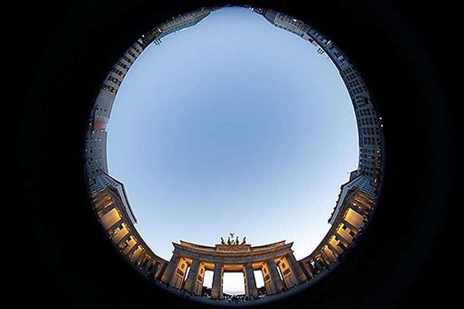 В Берлине местом проведения демонстраций и митингов с начала XX века является Парижская площадь у Бранденбургских ворот.