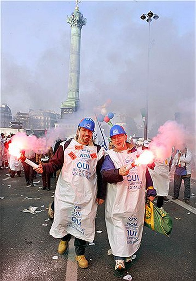 В Париже недовольные французы традиционно собираются на акции протеста на площади Бастилии.