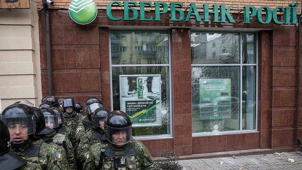 Офисы нескольких российских банков в Киеве подверглись атаке демонстрантов