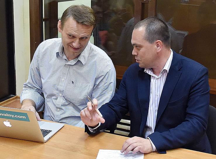 Глава ФБК Алексей Навальный (слева) и адвокат Вадим Кобзев 