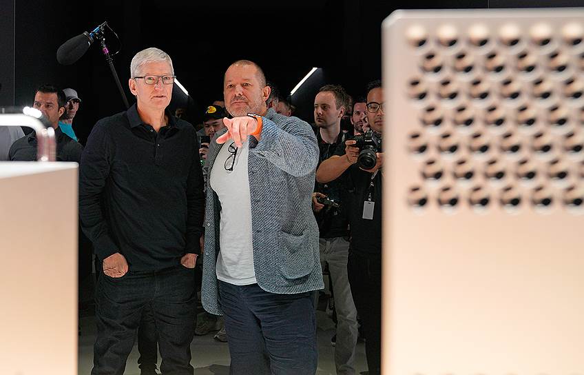 CEO Apple Тим Кук (слева) и бывший главный дизайнер Apple Джонатан Айв