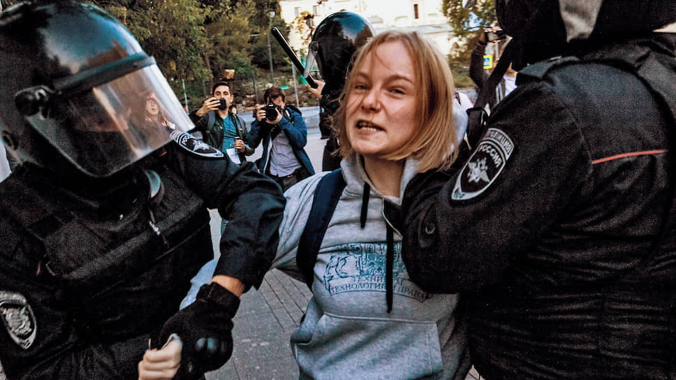 Что грозит сотруднику за жесткое задержание девушки во время акции протеста