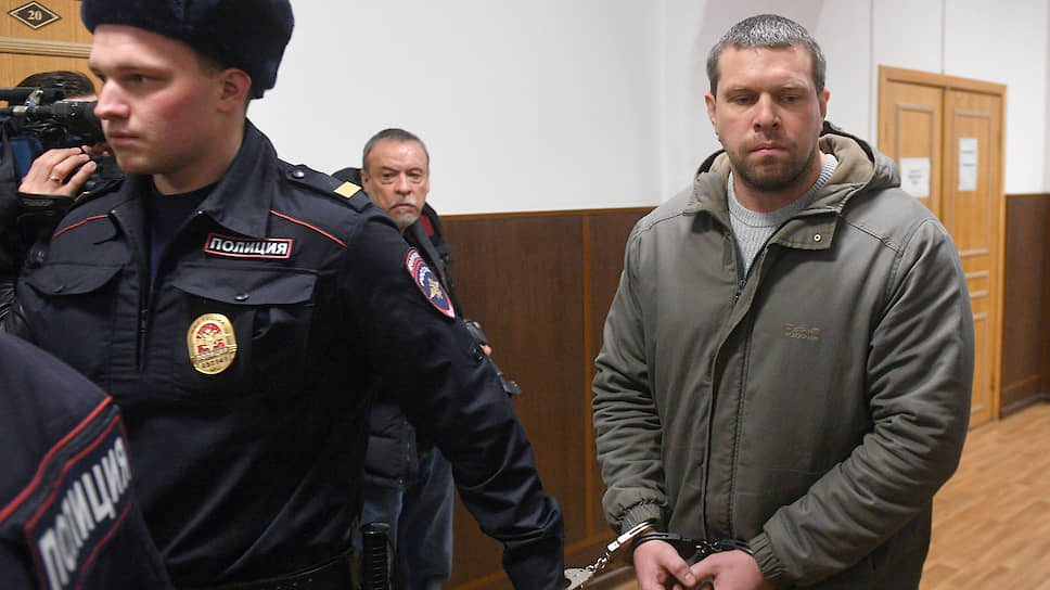 Почему бывший полицейский рассказал о подбросе наркотиков Ивану Голунову