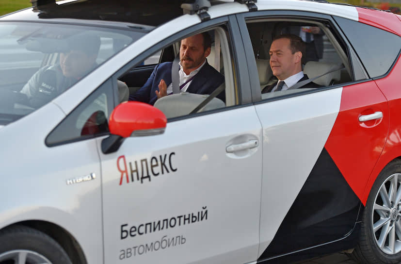 Председатель правительства России Дмитрий Медведев (справа) и генеральный директор компании &quot;Яндекс&quot; Аркадий Волож  (в центре)