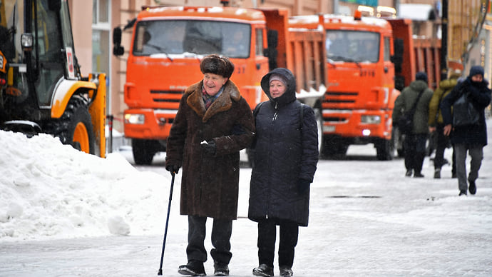Москва разбирается со снежными завалами