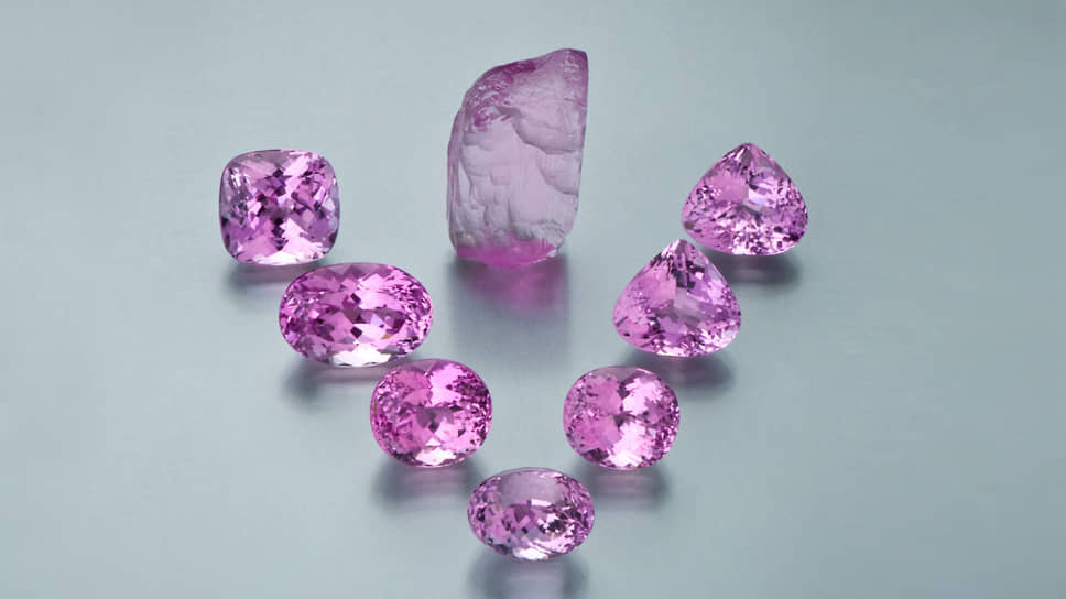 Светлый аметист камень. Фиалковый аметист. Камень аметист фиолетовый кварц. Аметист камень магические. Два цвета в камней.