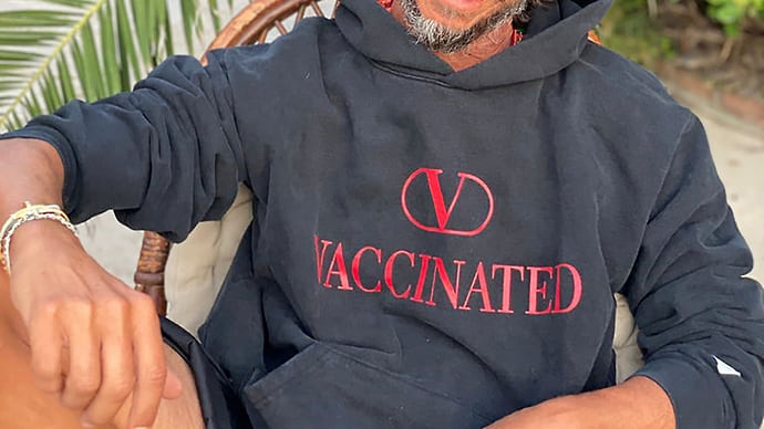 «Толстовки с надписью "Vaccinated"»
