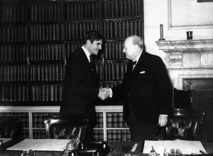 Премьер-министр Великобритании Уинстон Черчилль (справа) и американский посол Джон Уайнант (слева) поздравляют друг друга после подписания соглашения об аренде некоторых атлантических баз.