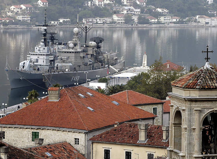 Греческий корабль HS Bouboulina (слева) и итальянский фрегат Grecale (справа) в черногорском порту Котор. 2004 год.